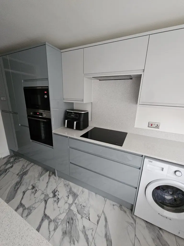 Integrated ovens and a handleless run with sparkle quartz, Stevenage